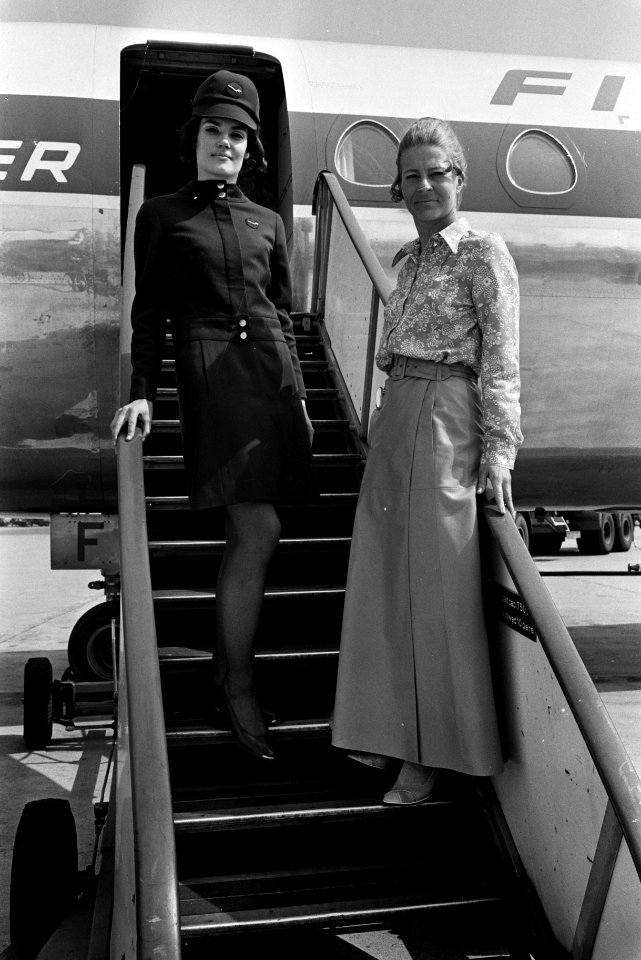 Stewardessen van Finnair in maxi-rok, Schiphol, Bestanddeelnr 923-5156