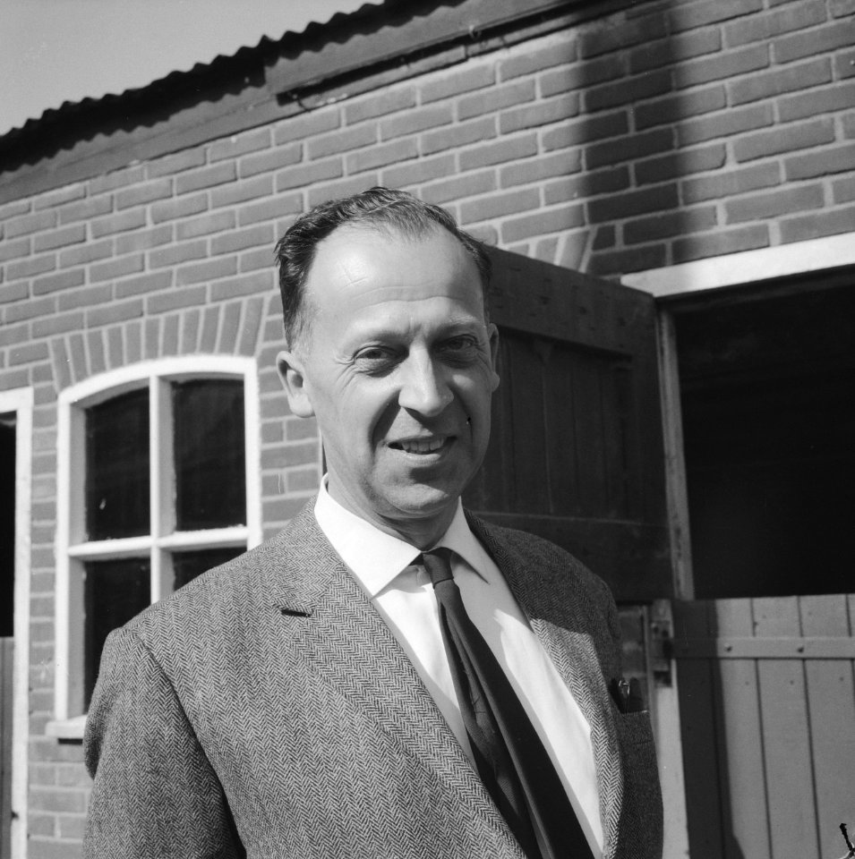 Sterrenkijker in bunker in Muiderberg. Professor dr. J. Kistemaker, Bestanddeelnr 921-2885