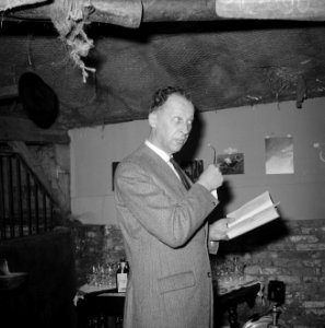 Sterrenkijker in bunker in Muiderberg. Professor dr. J. Kistemaker bij Newton te, Bestanddeelnr 921-2890