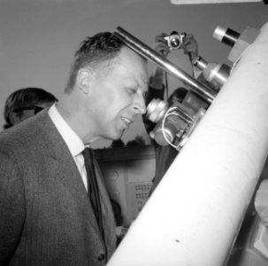 Sterrenkijker in bunker in Muiderberg. Professor dr. J. Kistemaker bij Newton te, Bestanddeelnr 921-2887