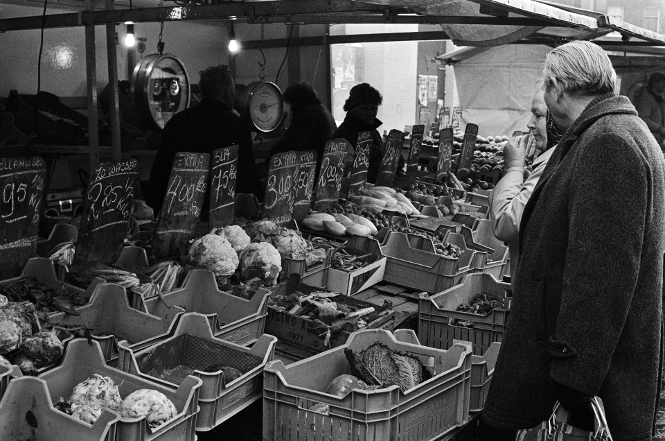 Stijgende groenteprijzen door aanhoudende kou het groenteaanbod op de Dappermark, Bestanddeelnr 933-1997