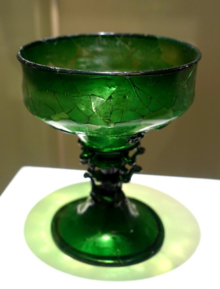 Stemmed glass, probably from Solling or Vogler, 1250-1300 AD, leaded glass - Braunschweigisches Landesmuseum - DSC04585