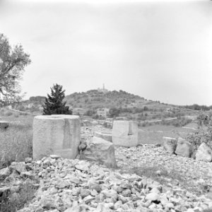 Stenen kilometerpaal (nummer 13), met op de achtergrond een dorp op een heuvel, , Bestanddeelnr 255-0881 photo