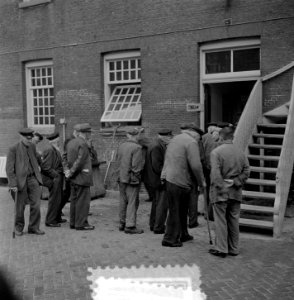 Stemmen voor gemeenteraden. Stembureau in oude mannenhuis, Bestanddeelnr 905-7456