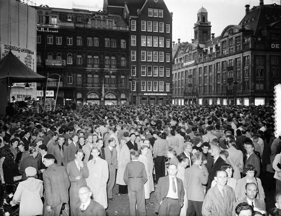Stemmen voor gemeenteraden. Uitslagavond Parool op de Dam te Amsterdam, Bestanddeelnr 905-7461