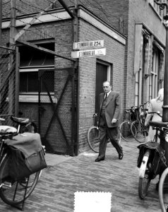 Stemmen voor gemeenteraden. Minister-President Dr. Drees op weg naar stembureau, Bestanddeelnr 905-7451