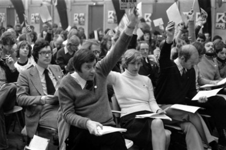 Stemming tijdens het congres, met op de voorgrond PPR-voorzitter Wijnand van Hoo, Bestanddeelnr 929-1267