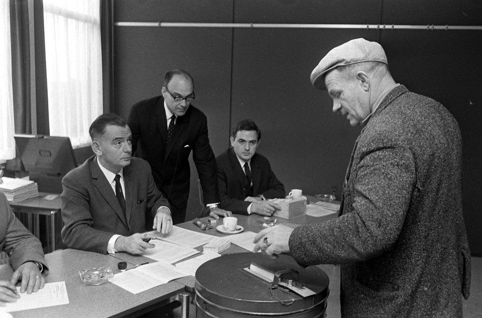 Stemmen in Dronten (Oost-Flevopolder). De landdrost ir. Otto achter tafel kijkt , Bestanddeelnr 920-8113