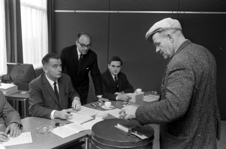 Stemmen in Dronten (Oost-Flevopolder). De landdrost ir. Otto achter tafel kijkt , Bestanddeelnr 920-8113