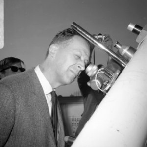 Sterrenkijker in bunker in Muiderberg. Professor dr. J. Kistemaker bij Newton te, Bestanddeelnr 921-2888