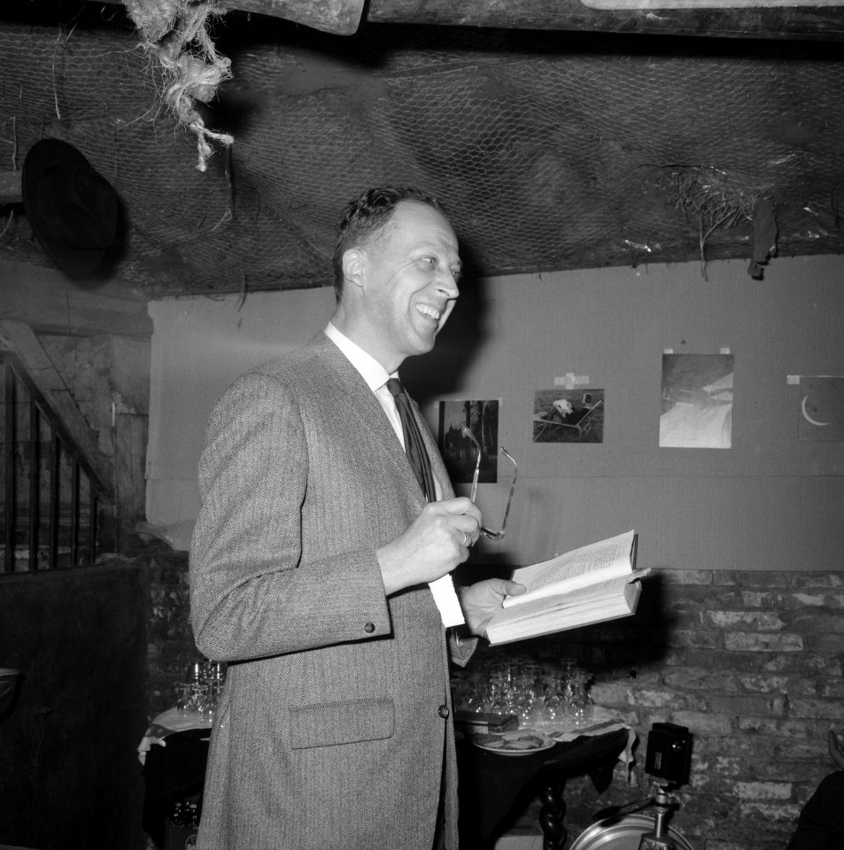 Sterrenkijker in bunker in Muiderberg. Professor dr. J. Kistemaker bij Newton te, Bestanddeelnr 921-2889