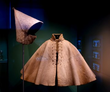 Stephan Praun III Spanish cloak, c. 1571, wool felt, silk embroidery, lining of silk velvet - Germanisches Nationalmuseum - Nuremberg, Germany - DSC03782
