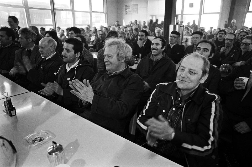 Stemmingen in kantine NSM in A'dam door personeel over het wel of niet open blijven, applaudiseren werknemers tijdens bijeenkomst, Bestanddeelnr 931-4300