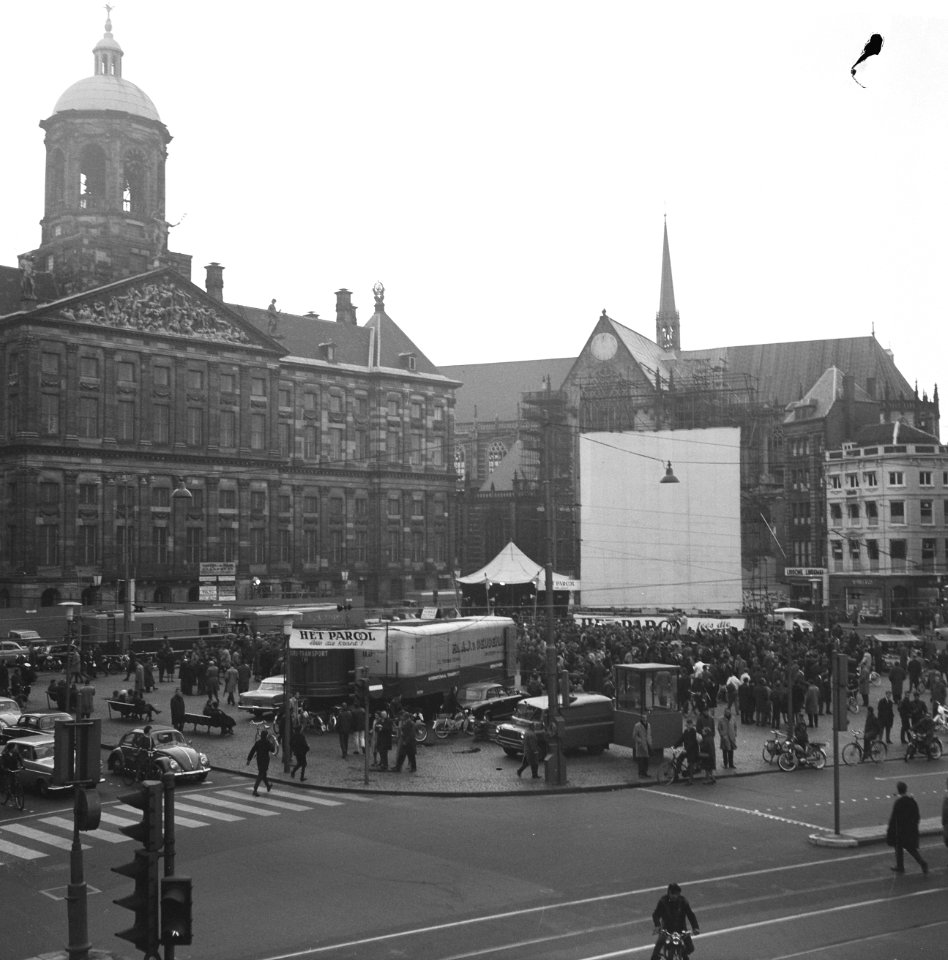 Stemmingsdrukte Op de Dam te Amsterdam was het zeer druk vooral jongere mensen, Bestanddeelnr 915-1598