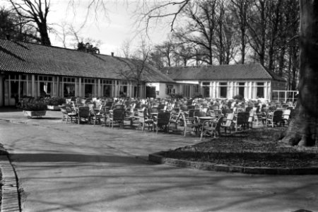 Stilte op Keukenhof met Pasen. Leeg terras, Bestanddeelnr 923-3895