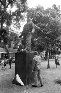 Stil protest bij Dokwerker, Amsterdam t.g.v. Russische invasie in Tsjecho-Slowak, Bestanddeelnr 922-7237