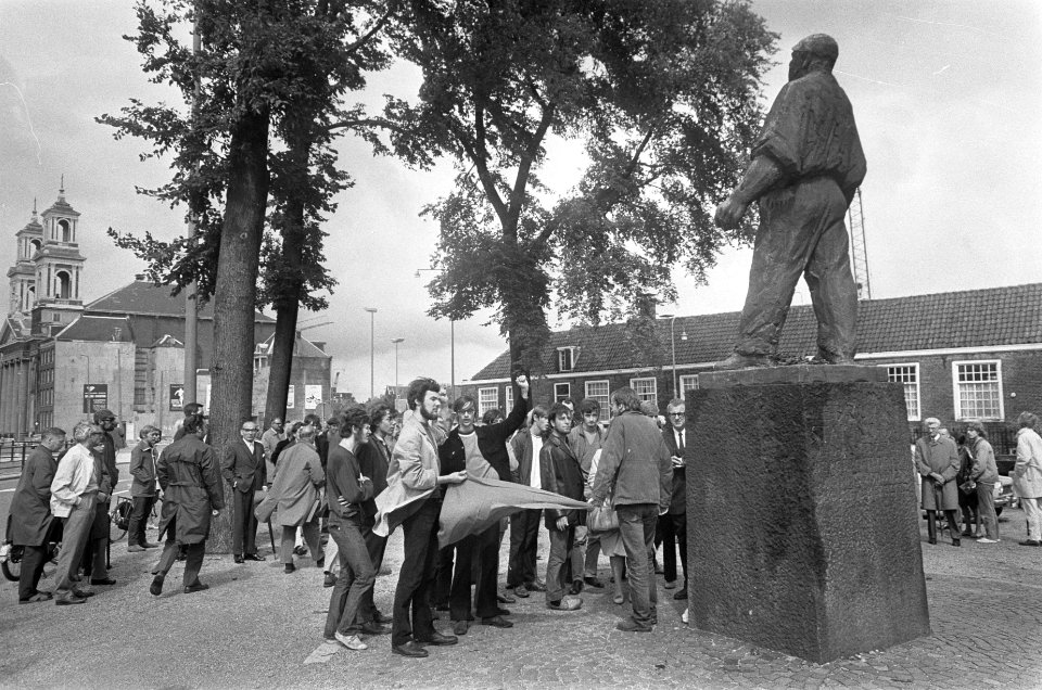 Stil protest bij Dokwerker, Amsterdam, enkele jongens van de Soc. Jeugd hadden e, Bestanddeelnr 922-7238