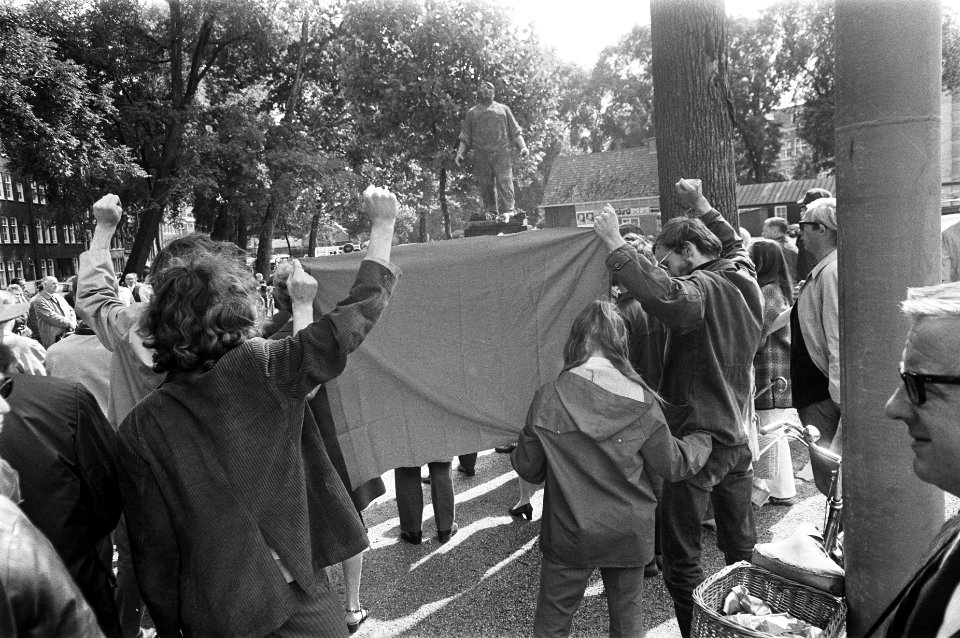 Stil protest bij Dokwerker, Amsterdam, enkele jongens van de Soc. Jeugd hadden e, Bestanddeelnr 922-7239
