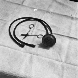 Stethoscoop en een verbandschaar, Bestanddeelnr 900-4818