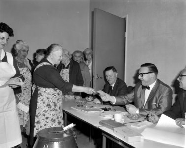 Stemmen De oudjes in het gemeentelijk verzorgingshuis Roeterstraat brengen hun , Bestanddeelnr 915-1622