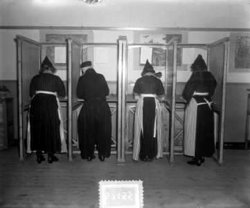 Stemmen voor gemeenteraden. Stembureau in Volendam, Bestanddeelnr 905-7455
