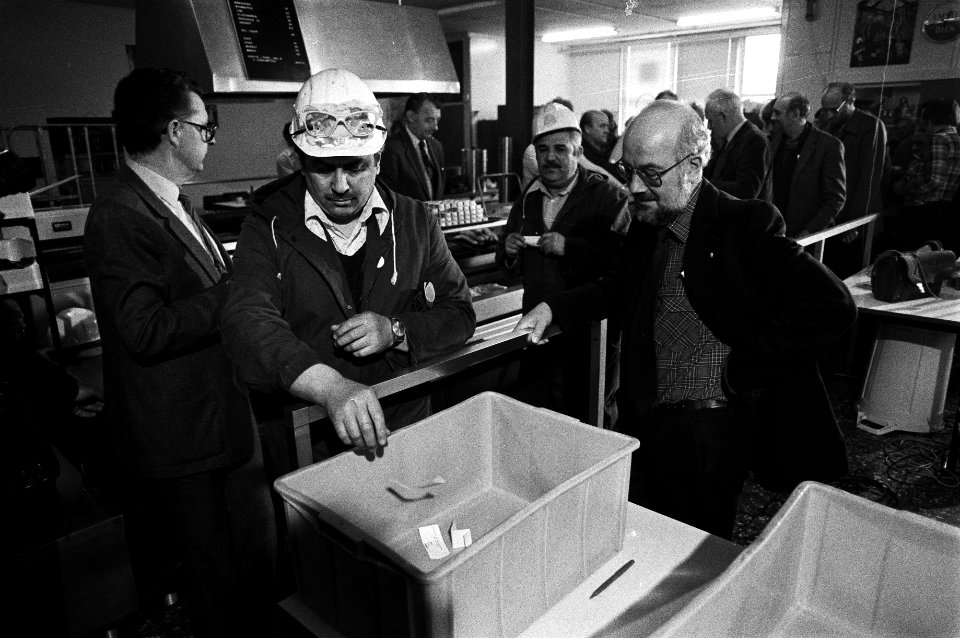 Stemmingen in de kantine van de NSM in Amsterdam door het personeel over het wel of niet open blijven, werknemers leveren hun stembiljet in, Bestanddeelnr 931-4299