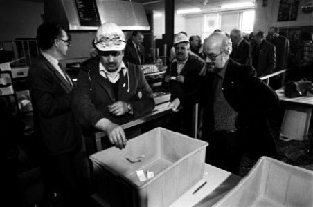 Stemmingen in de kantine van de NSM in Amsterdam door het personeel over het wel of niet open blijven, werknemers leveren hun stembiljet in, Bestanddeelnr 931-4299