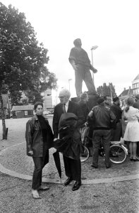 Stil protest bij Dokwerker, Amsterdam, nr. 32 Irene v.d. Wetering en pater Van K, Bestanddeelnr 922-7244