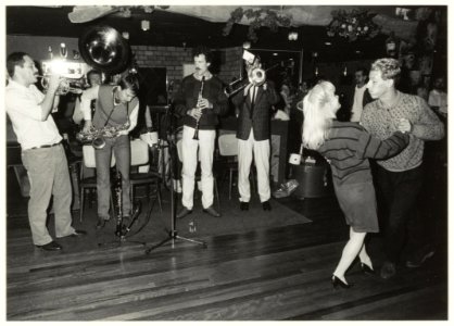 Stijldansen op de klanken van The Indiana Six tijdens Haarlem Jazzstad. In Danscentrum Griffioen, Zijlstraat 24a