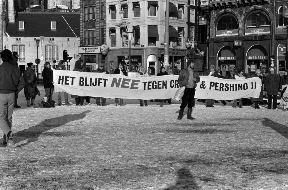 Stilte kring op Dam als protest tegen de kernbewapening vrouwen tijdens het prot, Bestanddeelnr 933-1940