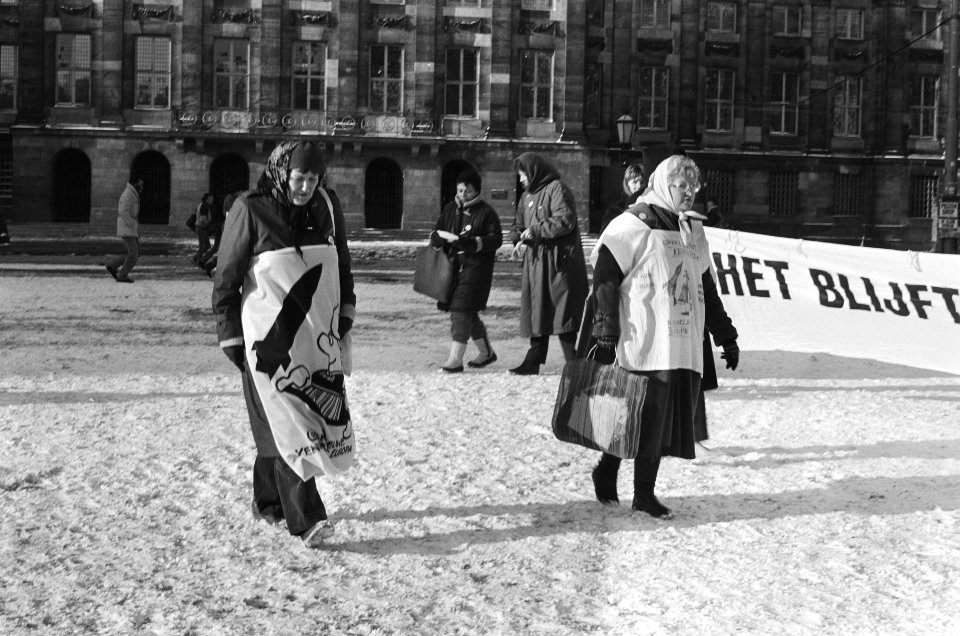 Stilte kring op Dam als protest tegen de kernbewapening vrouwen tijdens het prot, Bestanddeelnr 933-1939