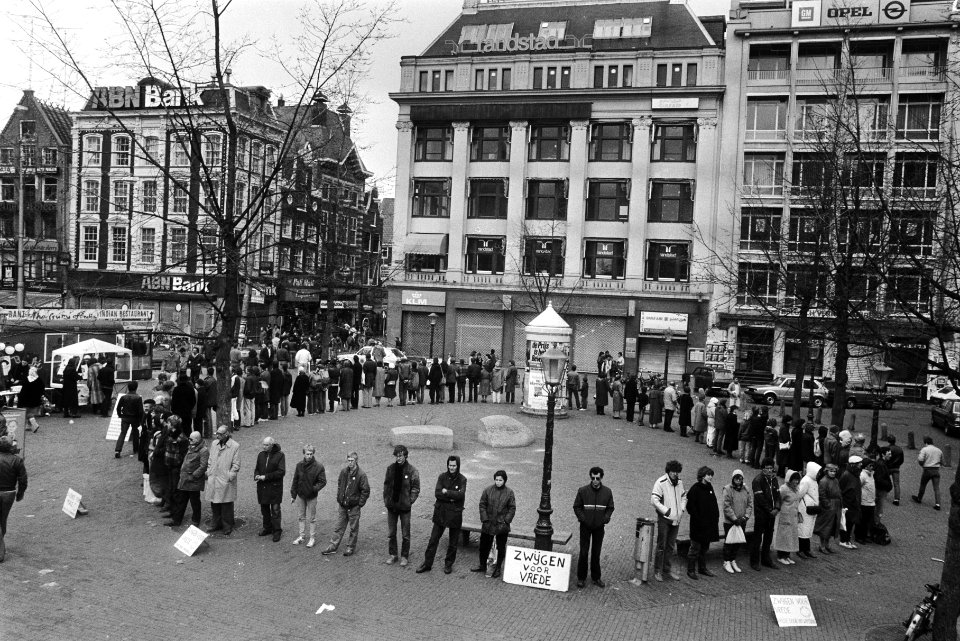 Stiltekring op het Leidseplein in Amsterdam, Bestanddeelnr 932-5518