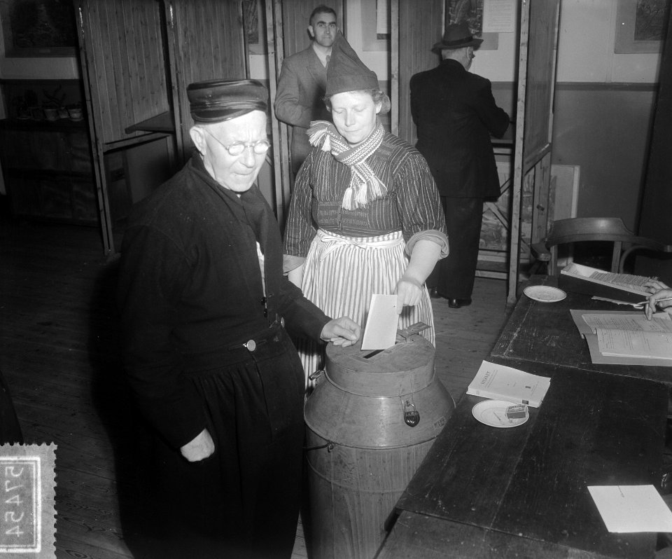 Stemmen voor gemeenteraden. Stembureau in Volendam, Bestanddeelnr 905-7454