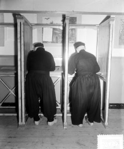 Stemmen voor gemeenteraden. Stembureau in Volendam, Bestanddeelnr 905-7453