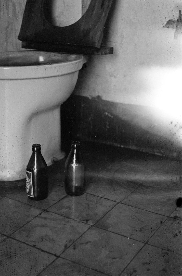 Stilleven Twee bierflessen bij een wc-pot, Bestanddeelnr 6667