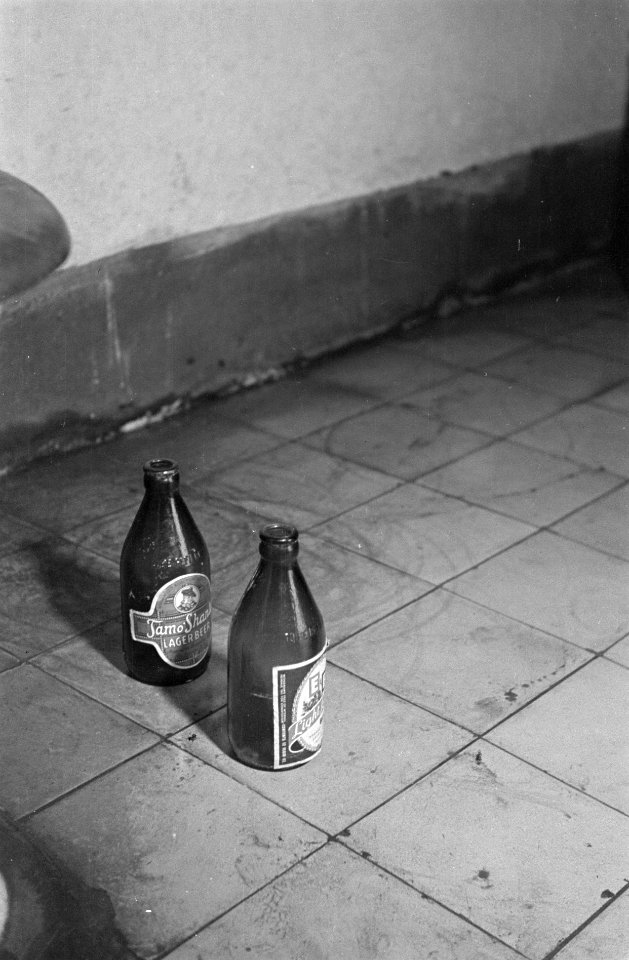 Stilleven Twee bierflessen bij een wc-pot, Bestanddeelnr 6665