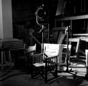 Stilleven van een regisseursstoel en lampen in een studio, Bestanddeelnr 254-2397