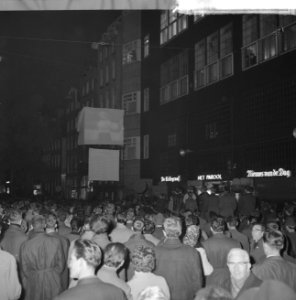 Stemmingsdrukte Op de NZ Voorburgwal te Amsterdam voor de dagbladen, Bestanddeelnr 915-1599