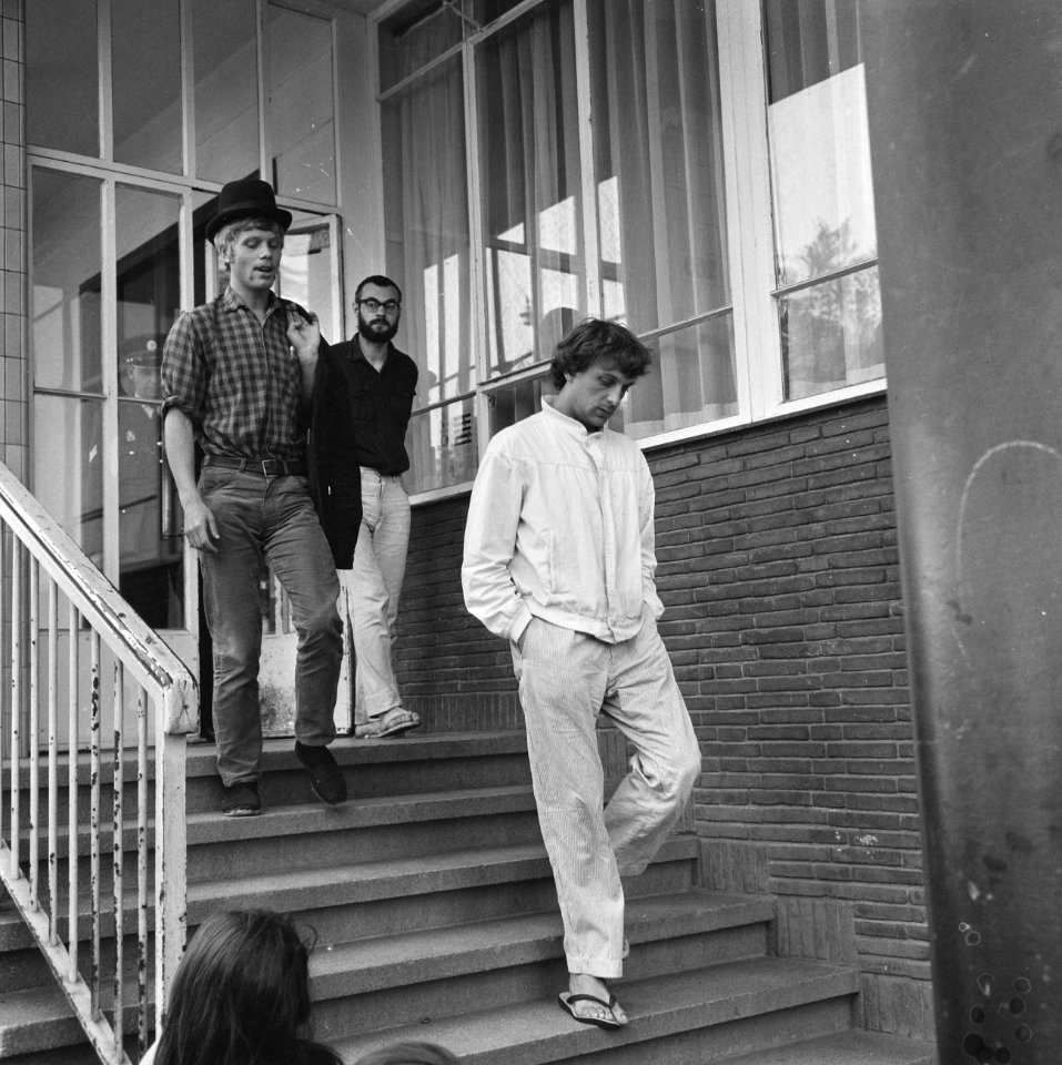 Stolk, Van Duyn en Grootveld verlaten het politiebureau, Bestanddeelnr 918-0770
