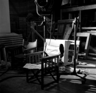 Stilleven van een regisseursstoel en lampen in een studio, Bestanddeelnr 254-2395