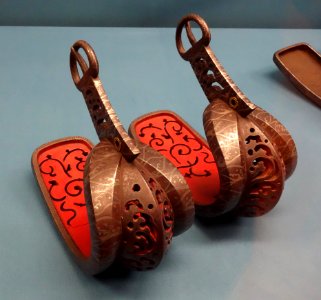 Stirrups, Edo period, 18th century, wave design in inlay - Tokyo National Museum - DSC05946