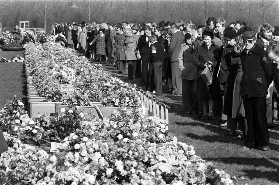 Stoet trekt langs de kisten, Bestanddeelnr 929-1130