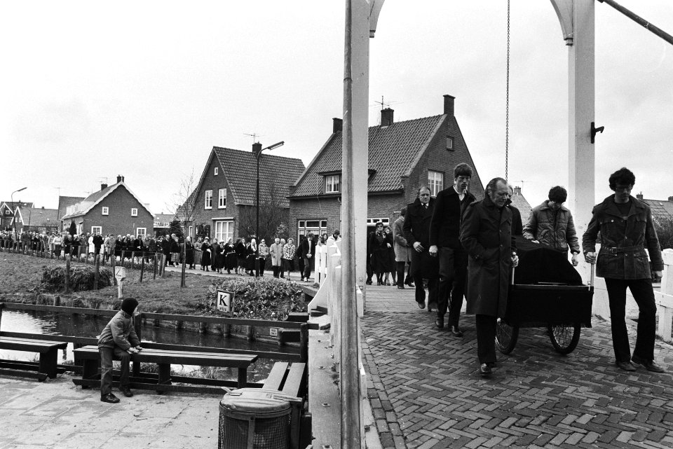 Stoet loopt achter de kist op een klapbrug, Bestanddeelnr 932-5609