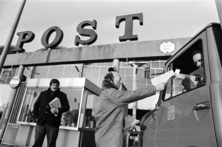 Stiptheidsacties bij posterijen in Amsterdam actievoerde delen pamfletten uit v, Bestanddeelnr 930-0302