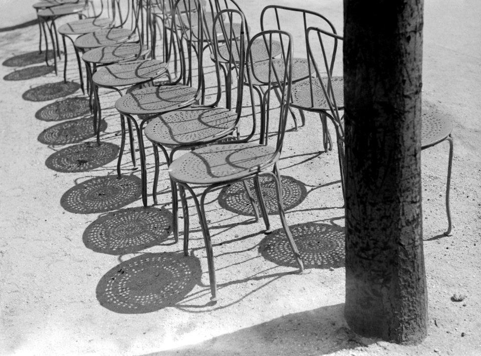 Stoelen met schaduw in park, Bestanddeelnr 255-8652