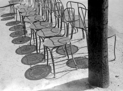 Stoelen met schaduw in park, Bestanddeelnr 255-8652