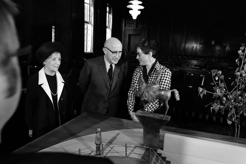 Stichting Comite Standbeeld Koningin Wilhelmina biedt burgemeester Samkalden een, Bestanddeelnr 923-5235