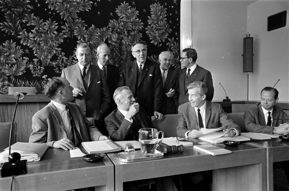 Stichting van de Arbeid bijeen te Den Haag . Voor de aanvang, zittend Bosma en K, Bestanddeelnr 921-3903