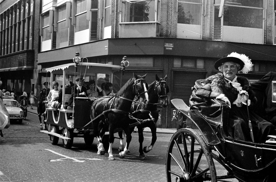 Stichting Paard en Koets organiseerde een rijtoer door Amsterdam, Bestanddeelnr 922-5245