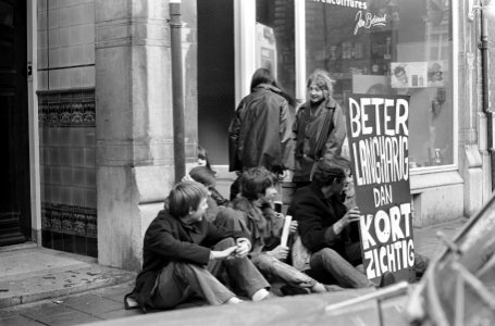 Stichting Pro Lang Haar hield sit-down-staking bij kapperszaak in J. Verhulststr, Bestanddeelnr 918-8320